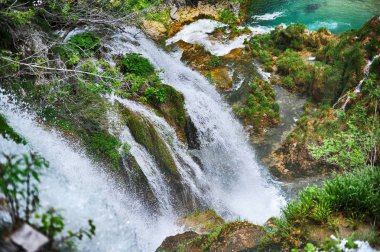 Yamaçlarda güzel şelaleler