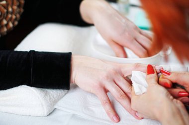 Manikür yaparken güzellik uzmanı