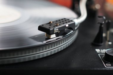 eski moda pikap oyuncu 