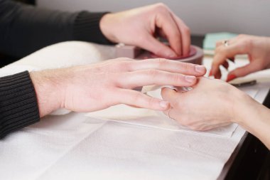 Manikür yaparken güzellik uzmanı