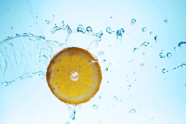 Tranche de citron dans l'eau — Photo