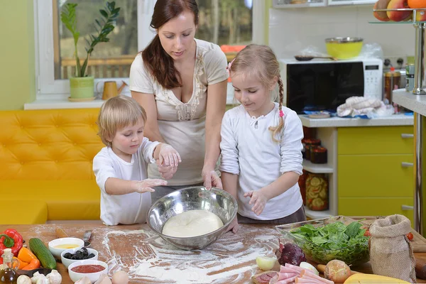 Moeder met kinderen voorbereiden pizza — Stockfoto