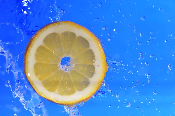 Plátek citronu do vody — Stock fotografie