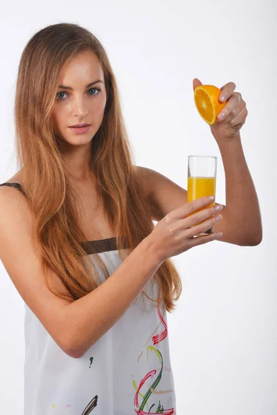 Vrouw pour oranje sap — Stockfoto