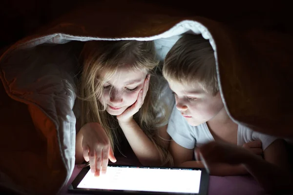 Schwester und ihr Bruder mit Tablet-PC — Stockfoto