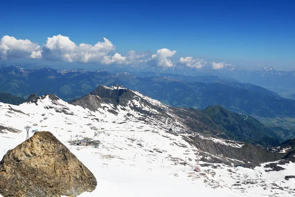 Picos de montaña y cielo azul —  Fotos de Stock