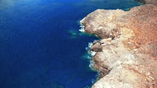 푸른 바다, 파도에 해안 절벽에서 — 비디오