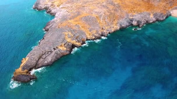 Mar azul, olas rompiendo en acantilados en la orilla — Vídeo de stock