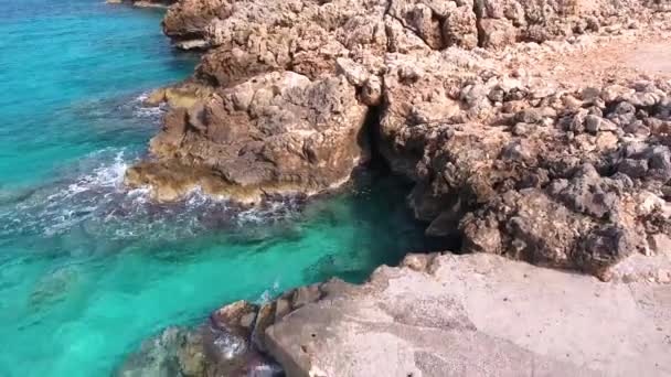 Biru laut, gelombang melanggar di tebing di pantai — Stok Video