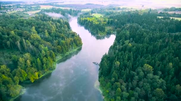 Vliegen boven mistige lake vroeg in de ochtend — Stockvideo