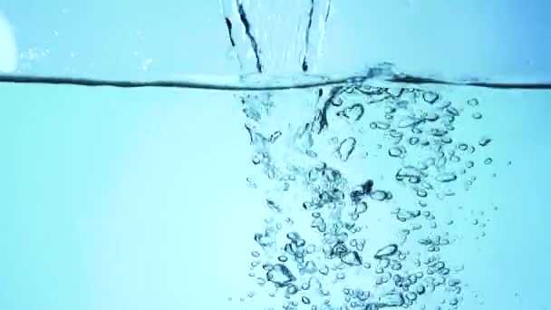 Burbujas en agua cámara lenta — Vídeo de stock