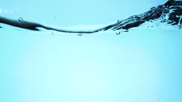 Bubliny ve vodě zpomalené — Stock video