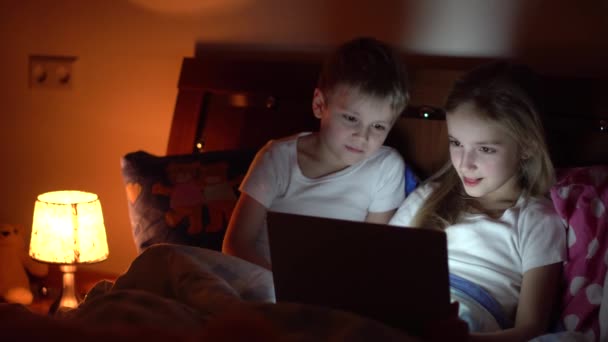 Діти грають планшет у ліжку — стокове відео