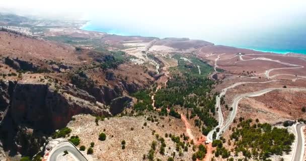 Voando acima da estrada serpentina — Vídeo de Stock