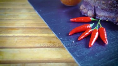 taş plaka üzerinde büyük lezzetli biftek