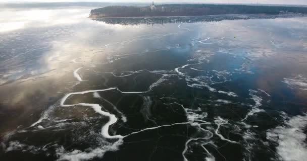 Voando acima do lago congelado com gelo rachado — Vídeo de Stock