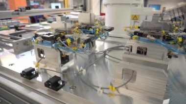fabrikada çalışan robot