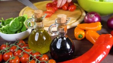 taze sebze salatası hazırlama. Ağır çekim