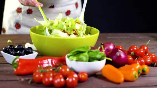 Preparar ensalada de verduras frescas. Movimiento lento — Vídeo de stock