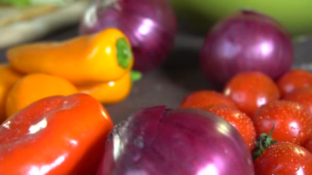 Приготування свіжого овочевого салату. Повільний рух — стокове відео