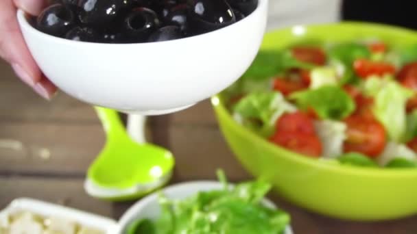 Preparar ensalada de verduras frescas. Movimiento lento — Vídeos de Stock
