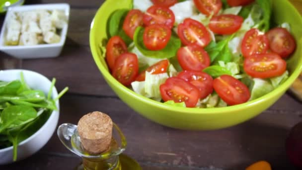 Preparar ensalada de verduras frescas. Movimiento lento — Vídeo de stock