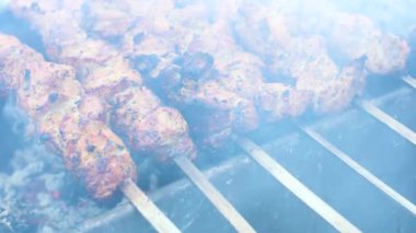 Dışarıda lezzetli domuz kebap ızgara