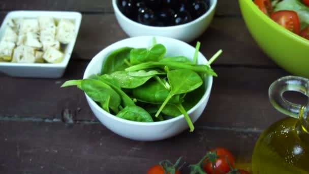 Taze sebze salatası hazırlama. Ağır çekim — Stok video