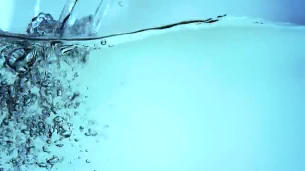 Bubbels in water slow motion — Stockvideo