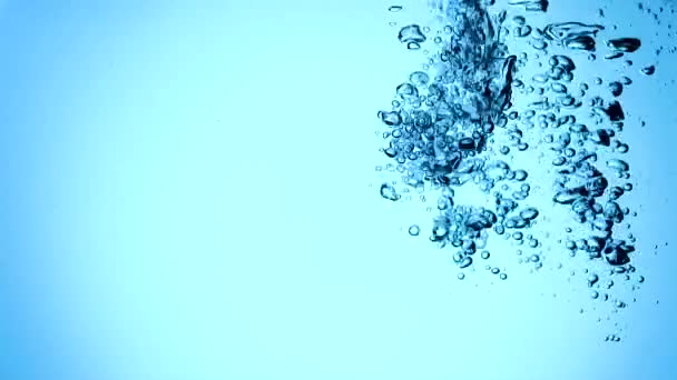 Бульбашки у воді повільний рух — стокове відео