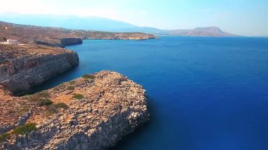 Mavi deniz, kayalıklardan sahilinde kırma dalgalar