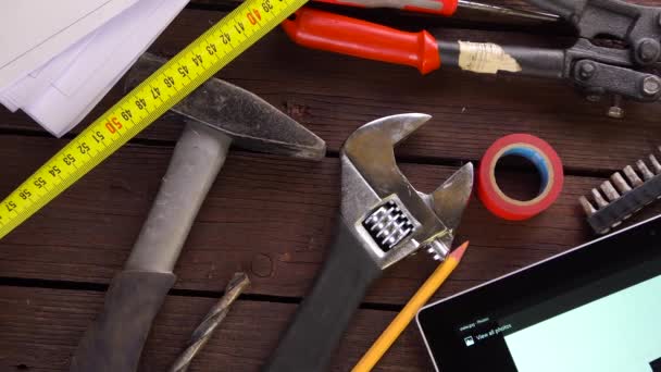 Mechaniker arbeitet mit Tablet auf seinem Schreibtisch — Stockvideo