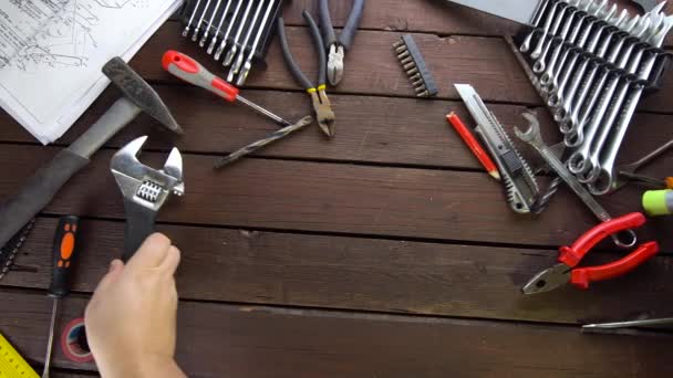Mechaniker arbeitet mit Tablet auf seinem Schreibtisch — Stockvideo