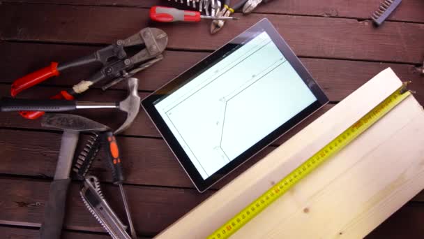 Mechanisch engineer werkt met Tablet PC op zijn Bureau — Stockvideo