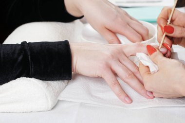 Manikür yaparken güzellik uzmanı