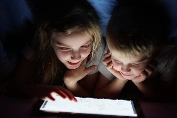 Irmã e seu irmão com tablet pc — Fotografia de Stock