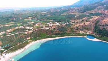 Crete, güzel göl Kournas yukarıda uçan