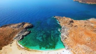 Mavi deniz, kayalıklardan sahilinde kırma dalgalar