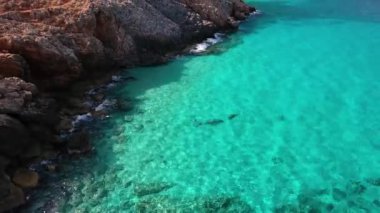 Mavi deniz, kayalıklardan sahilinde kırma dalgalar
