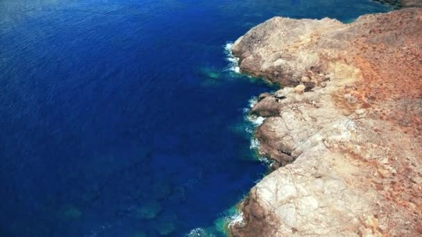 Mer bleue, vagues se brisant dans les falaises au rivage — Video