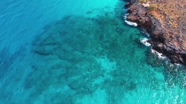 Marea Albastră, valuri rupte în stânci la mal — Videoclip de stoc