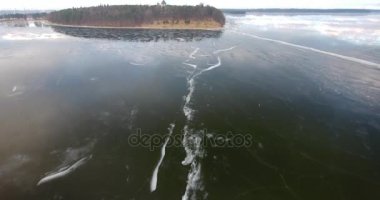 Donmuş gölün kıyısında eski kilise