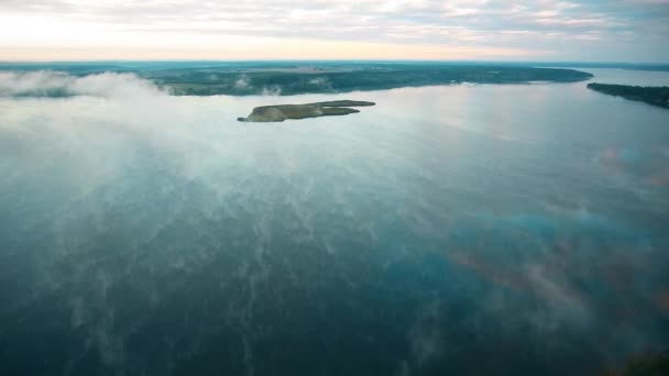 Latające nad jeziorem mgliste rano — Wideo stockowe