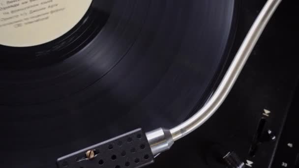 Staré vinyl gramofon, přehrávání hudby — Stock video