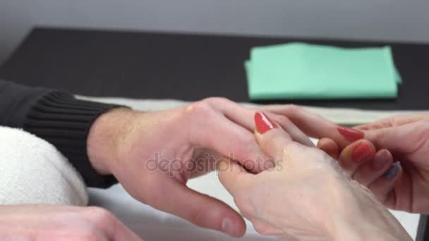 Homem recebe unhas manicure no salão de beleza — Vídeo de Stock