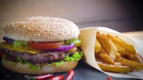 Вкусный домашний гамбургер с картошкой на каменной тарелке — стоковое видео