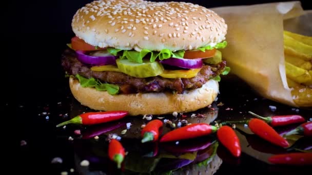 Chutné domácí hamburger s brambory, podávané na kamennou desku — Stock video