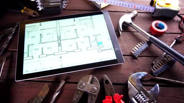 Mnoho starých rezavých nástroje a moderní tablet na stůl — Stock video