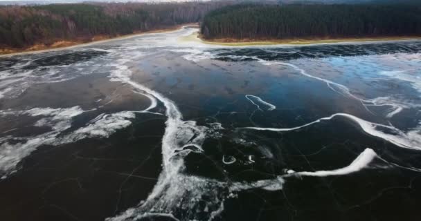 ひびの入った氷で凍った湖の上飛行 — ストック動画