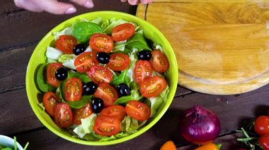 taze sebze salatası hazırlama. Ağır çekim